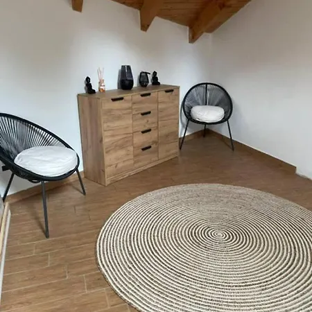 Charming 2-bed House In 펜션